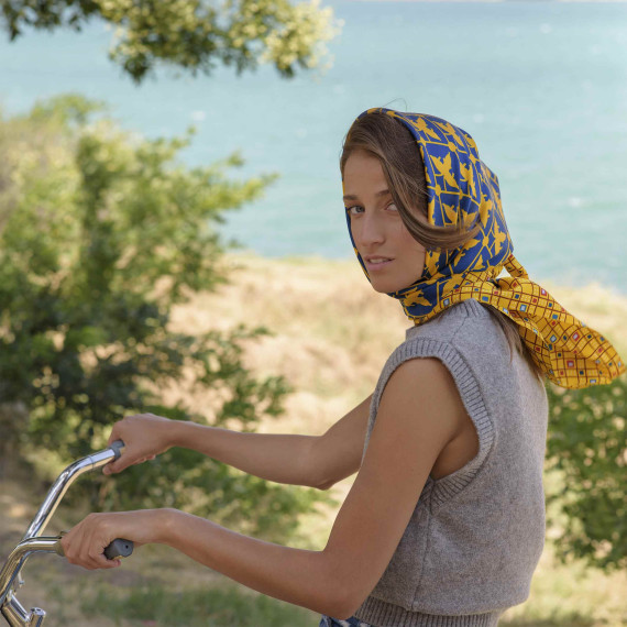 აბრეშუმის შარფი - მარიამ-მართა - ყვითელი, შარფის ზომა: 65 x 65სმ, 3 სურათი აბრეშუმის შარფი - მარიამ-მართა - ყვითელი, შარფის ზომა: 65 x 65სმ, 3 სურათი